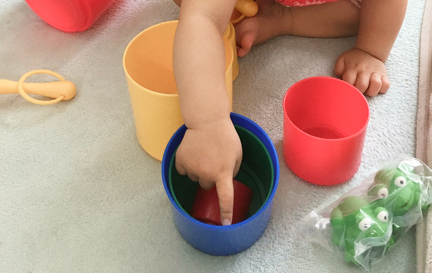 DWEのプレイ・アロングおもちゃで遊ぶ子ども