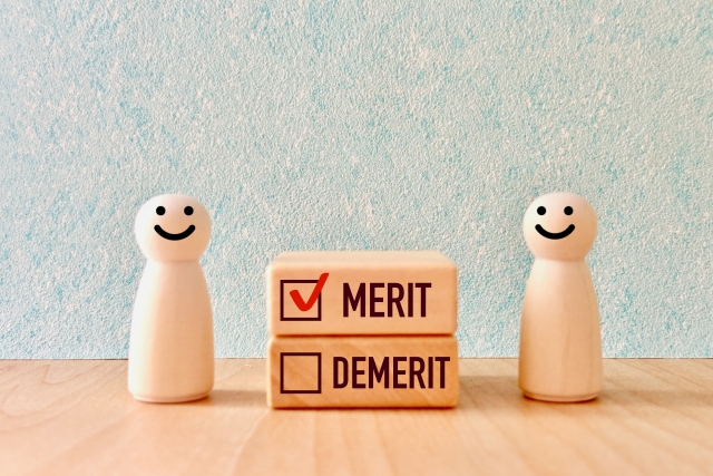 DWEタッチ版の主なメリットを紹介する、笑顔の人形と「Merit」の文字が描かれた写真